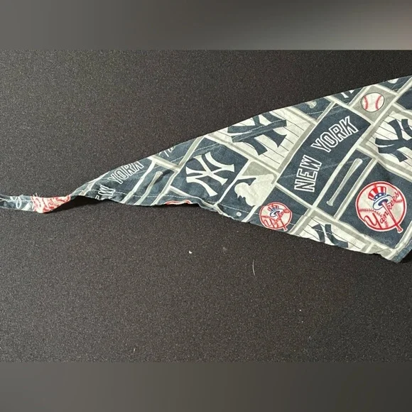 It’s a bandana! Bundle of 2 Yankees bandanas for pups in 2 sizes. EUC - Picture 4 of 9